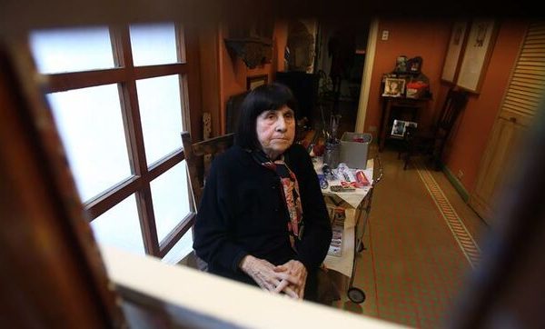 Homenajean en Chile a la pintora Roser Bru por su Medalla de Oro en Bellas Artes